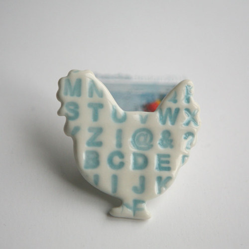 Sečtělá slepice II (porcelánová brož) — foto 2