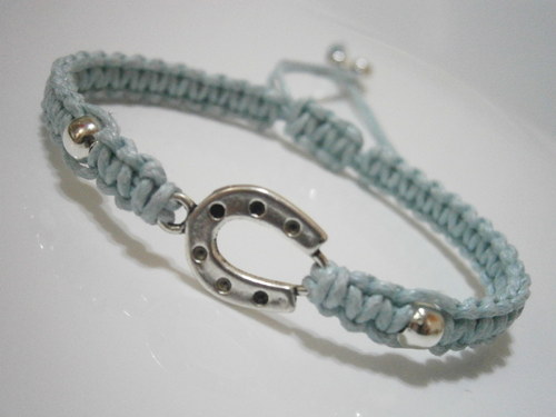 S podkovou, pro štěstí - náramek (macramé) — foto 3