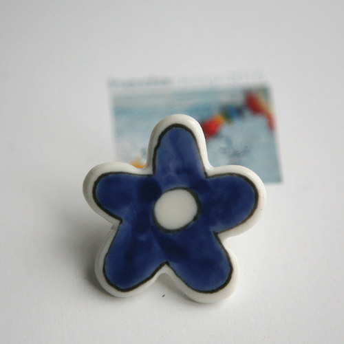 Pod oblaky květ (porcelánová brož) — foto 2