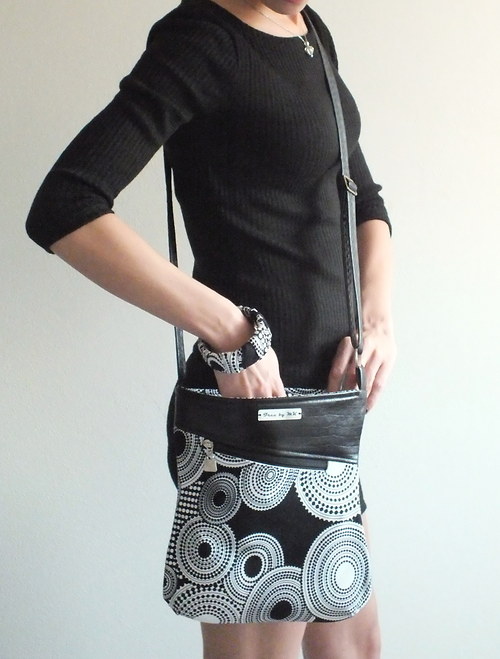 Crossbody černobílé mandaly s bonusem — foto 2