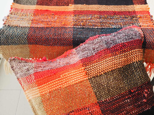 Ručně tkaný koberec a polštář — foto 6