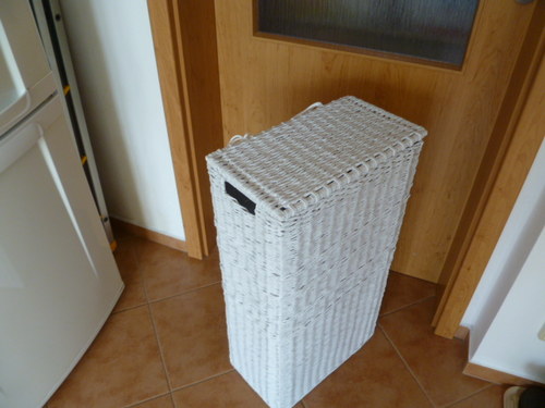Bílý prádelní koš — foto 3