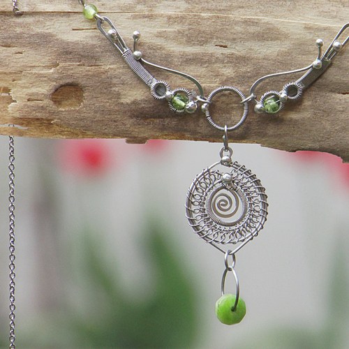 Jarní mandala s broušeným peridotem (náhrdelník) — foto 2