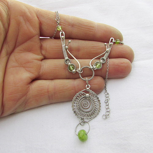 Jarní mandala s broušeným peridotem (náhrdelník) — foto 3