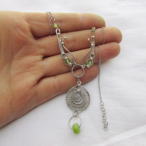 Jarní mandala s broušeným peridotem (náhrdelník) — foto 4