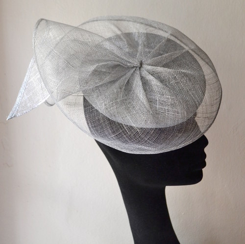 Koktejlový Fascinator Sinamay Silver — foto 2