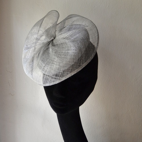 Koktejlový Fascinator Sinamay Silver — foto 3