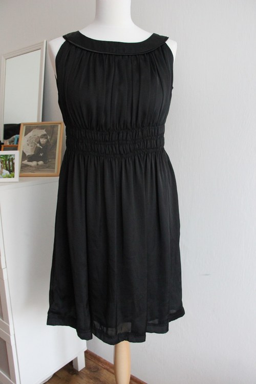 Luxusní černé šaty — foto 4