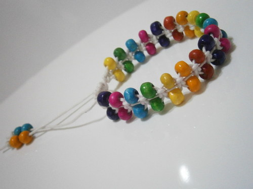 Letní pestrobarevný náramek (macramé) — foto 6