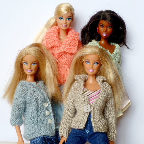 Šedý svetřík pro Barbie — foto 3