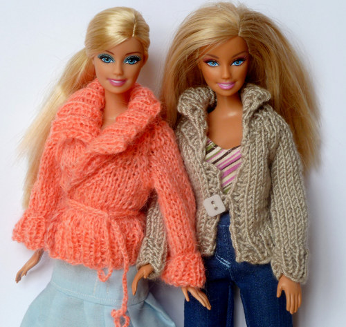 Šedý svetřík pro Barbie — foto 4