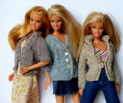 Šedý svetřík pro Barbie — foto 5