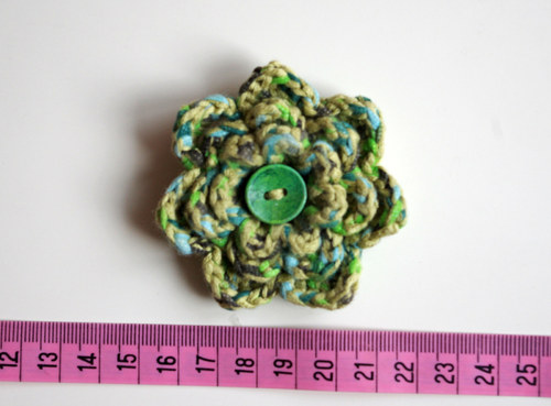 Melírovaná brož - se zeleným knoflíkem — foto 3