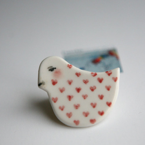 Zamilovanééé l (porcelánová brož) — foto 3