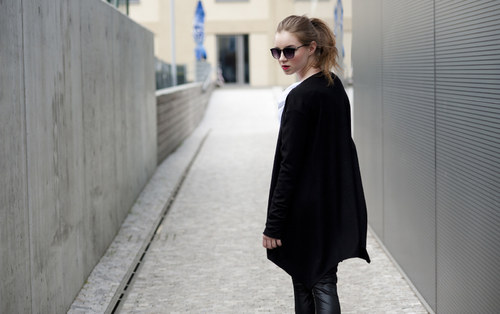 SLEVA 30% - Arum - dámský oversize svetr — foto 4