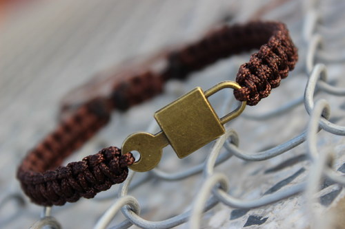 Zámek s klíčem.. Náramek macramé — foto 3