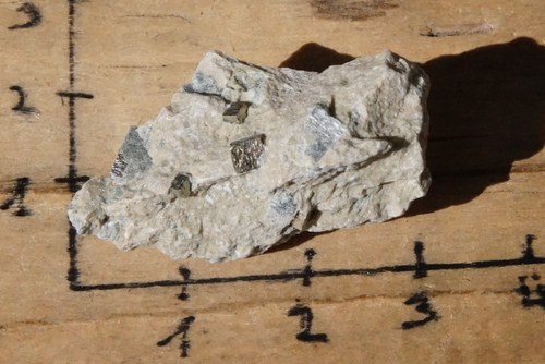 Pyrit v mateční hornině B8500 — foto 2
