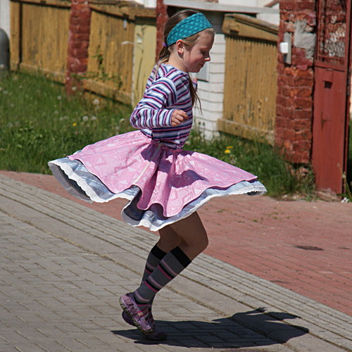 ...májová ..točící holčičí suknička vel. 6-10 let — foto 2