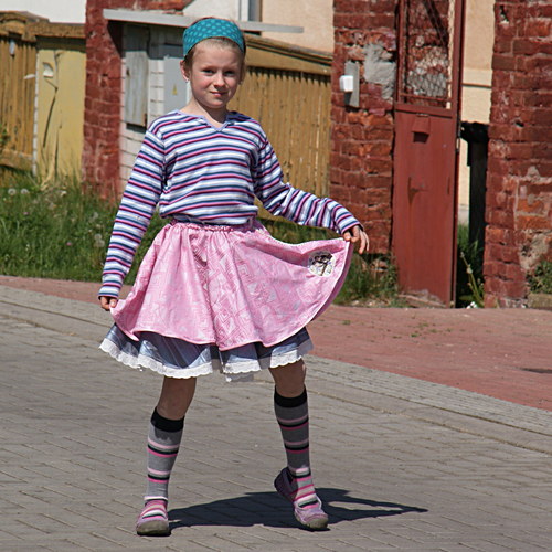 ...májová ..točící holčičí suknička vel. 6-10 let — foto 3