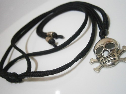 Náhrdelník s lebkou - unisex (macramé) — foto 3