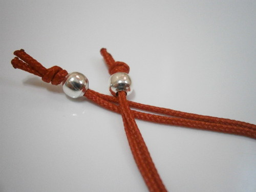 Pro štěstí - náramek s andílkem (macramé) — foto 5