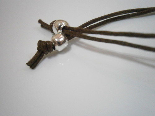 Pro štěstí - náramek s andílkem (macramé) — foto 5