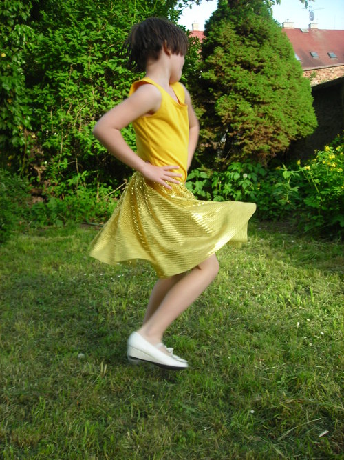 Zlatá flitrová sukně — foto 2