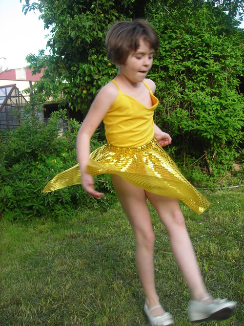 Žlutá flitrová sukýnka — foto 2