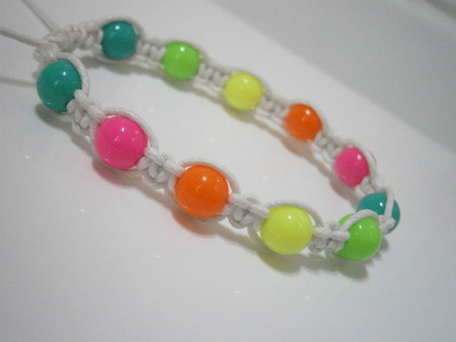 Neonový náramek - bílý (macramé) — foto 2