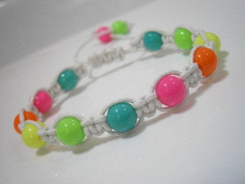 Neonový náramek - bílý (macramé) — foto 3