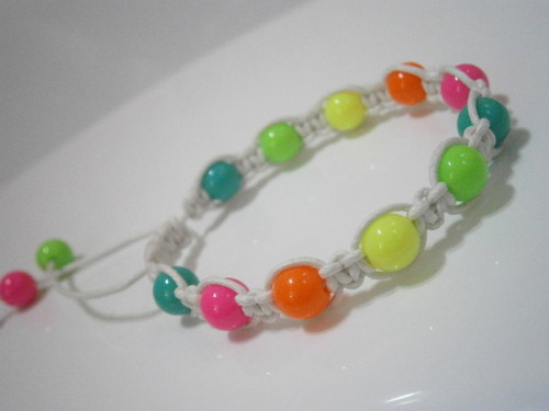 Neonový náramek - bílý (macramé) — foto 5