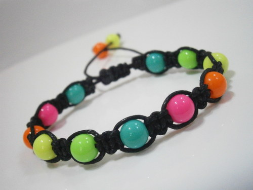Neonový náramek - černý (macramé) — foto 2