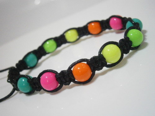 Neonový náramek - černý (macramé) — foto 5