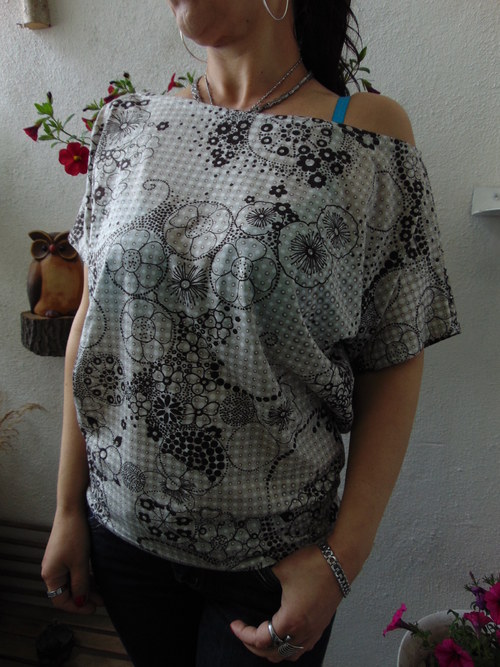 Ležérní tričko kytky,spadlé rameno — foto 2