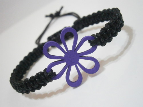 Macramé náramek s kytičkou — foto 2