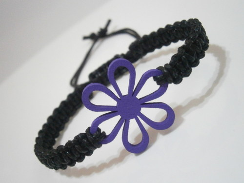 Macramé náramek s kytičkou — foto 3