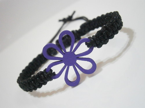 Macramé náramek s kytičkou — foto 4