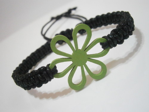 Macramé náramek s kytičkou — foto 2