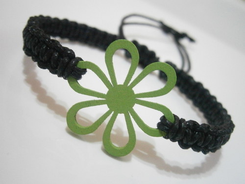 Macramé náramek s kytičkou — foto 3