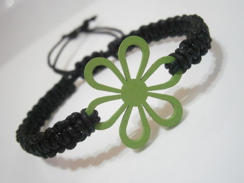 Macramé náramek s kytičkou — foto 4