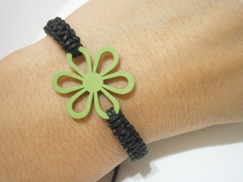 Macramé náramek s kytičkou — foto 5