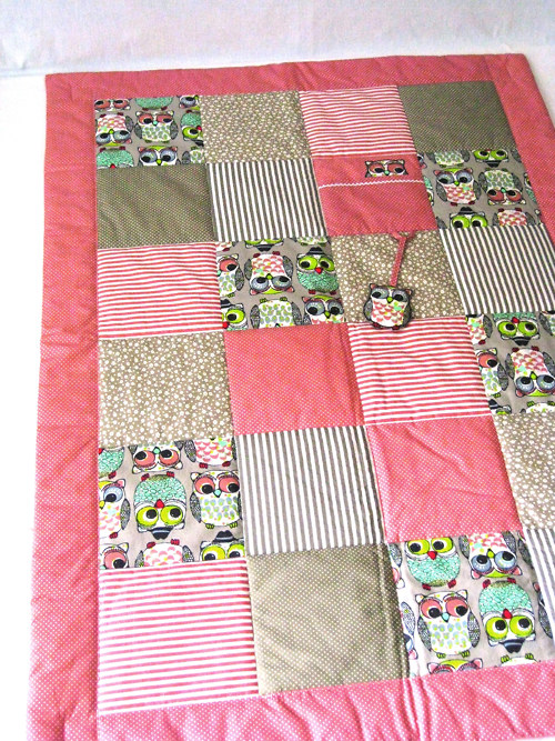 PATCHWORK dětská deka s kapsou + závěsnou hračkou — foto 2