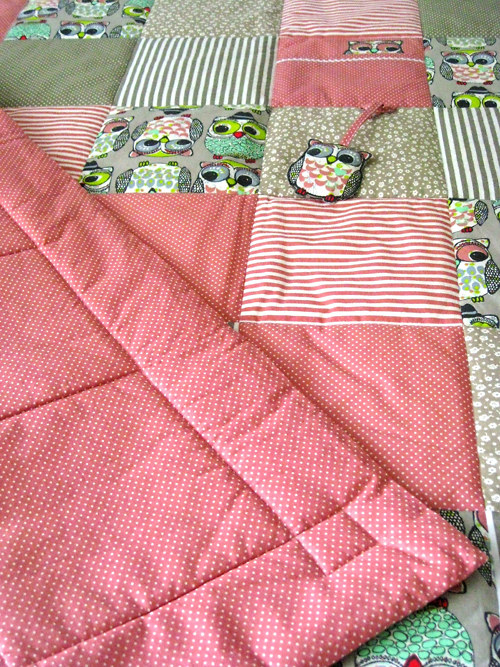 PATCHWORK dětská deka s kapsou + závěsnou hračkou — foto 3