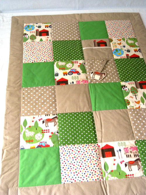 PATCHWORK dětská deka s kapsou + závěsnou hračkou — foto 2