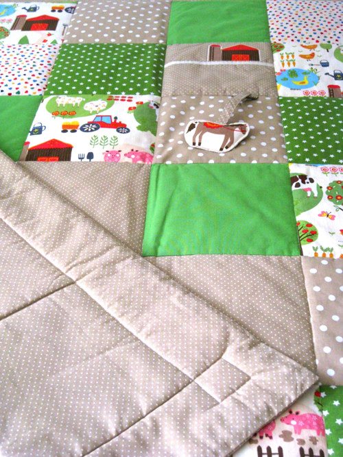PATCHWORK dětská deka s kapsou + závěsnou hračkou — foto 3