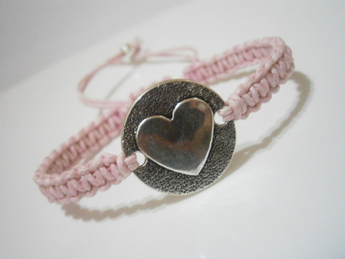 Růžový náramek "Srdce" (macramé) — foto 2
