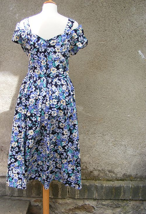 Posezení u vody - šaty — foto 2