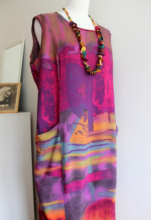Duhové maxi šaty s kapsami - VELKÉ — foto 2