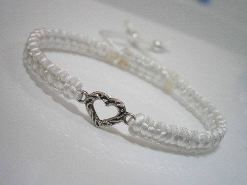 Náramek se srdíčkem (macramé) — foto 2