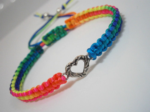 Náramek se srdíčkem duhový (macramé) — foto 2